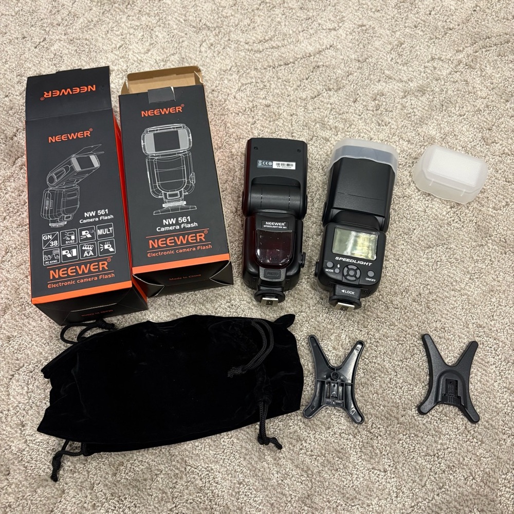 Neewer NW561 Camera Flash 2-Pack w/ Diffusers, Cords, Horseshoes & Velvet Backs